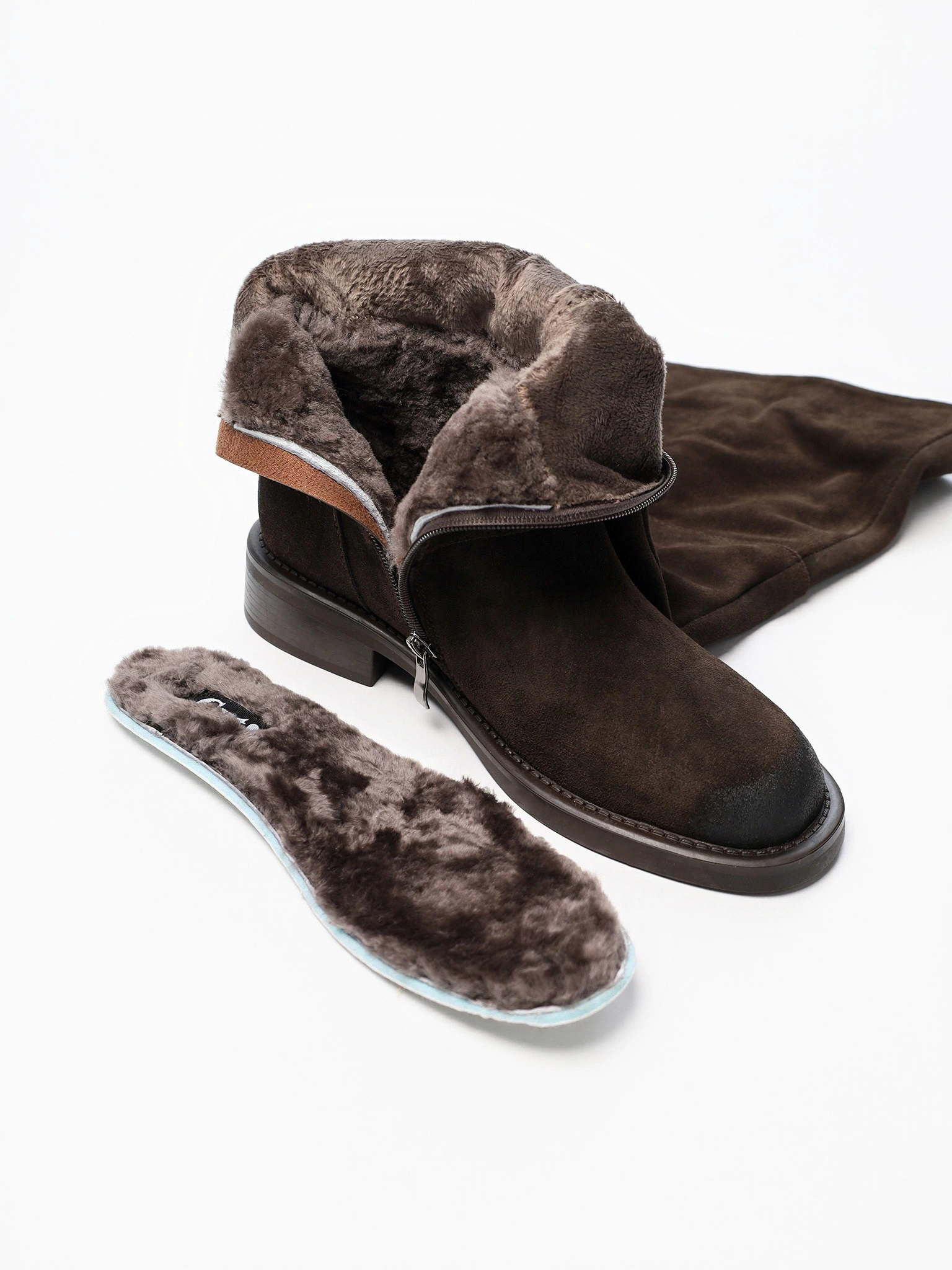 Ботфорты темно-коричневого цвета на низком каблуке